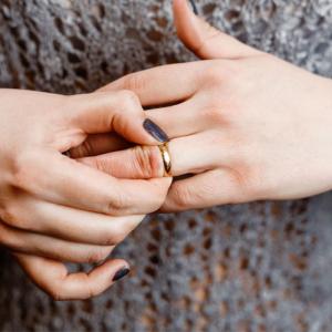 woman removes wedding band higher earner keeps majority