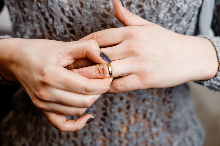 woman removes wedding band higher earner keeps majority