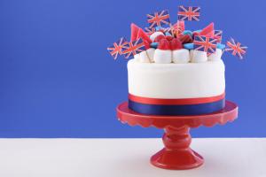 cake with British flags on it and in UK colours, to celebrate Queen's Platinum Jubilee