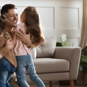 Happy daddy glad to see daughters to represent the importance of having a good divorce.